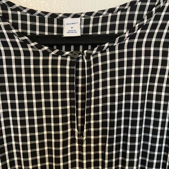 Black and White flutter sleeve dress with button fasten keyhole - Picture 2 of 2